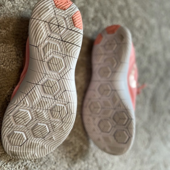 Pink Nike shoes - Picture 3 of 5